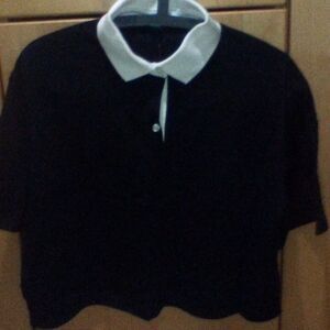 Women Short sleeve black and white collar with 3 button shirt size M. Wildfable